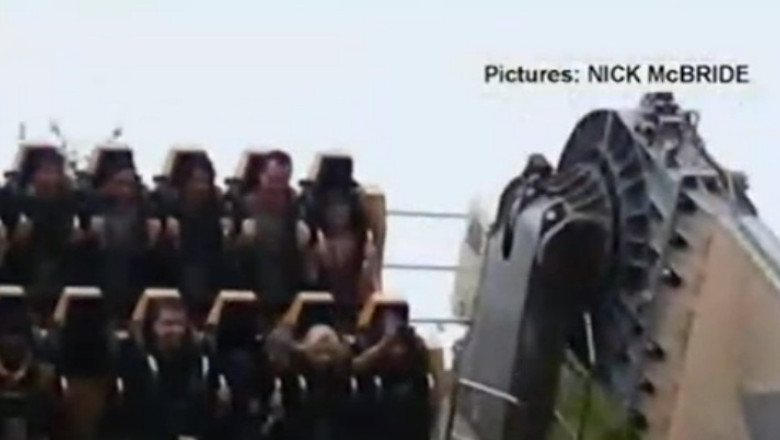 Zeci de oameni blocati intr-un carusel dintr-un parc de distractii londonez Imagine