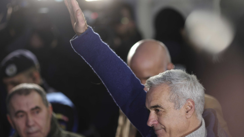 Zeci de oameni la Parchetul General, unde se afla Calin Georgescu. Jandarmeria: Protestul „nu respecta normele legale de organizare” Imagine