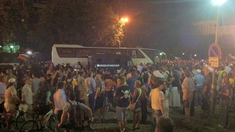 Zeci de parlamentari si trei ministri, sechestrati de protestatari in Bulgaria Imagine