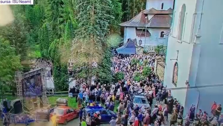 Zeci de pelerini au avut nevoie de ingrijiri medicale. Ei au participat la slujba de canonizare a Sfintilor Paisie si Cleopa Imagine