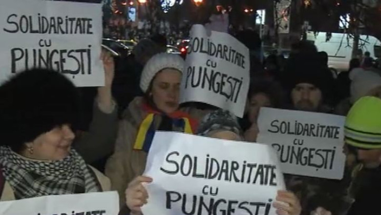 Zeci de persoane din Bucuresti s-au solidarizat cu protestatarii de la Pungesti. Un barbat a provocat un jandarm Imagine