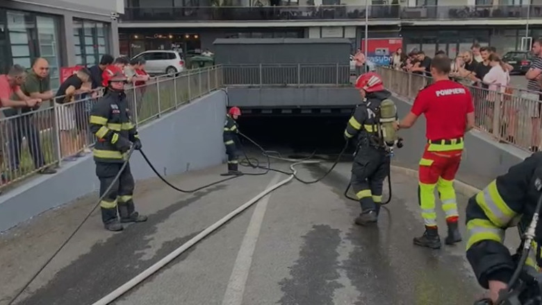 Zeci de persoane evacuate dintr-un bloc din Cluj-Napoca, dupa ce un autoturism a luat foc in parcarea din subsolul imobilului Imagine