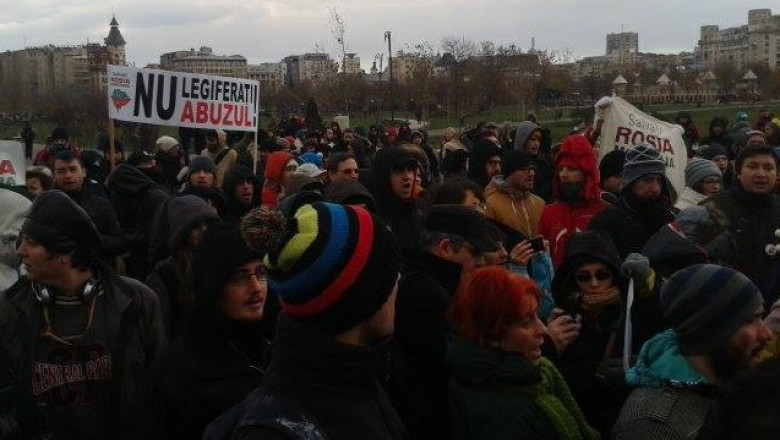Zeci de persoane protesteaza la Palatul Parlamentului fata de proiectul aurifer de la Rosia Montana Imagine