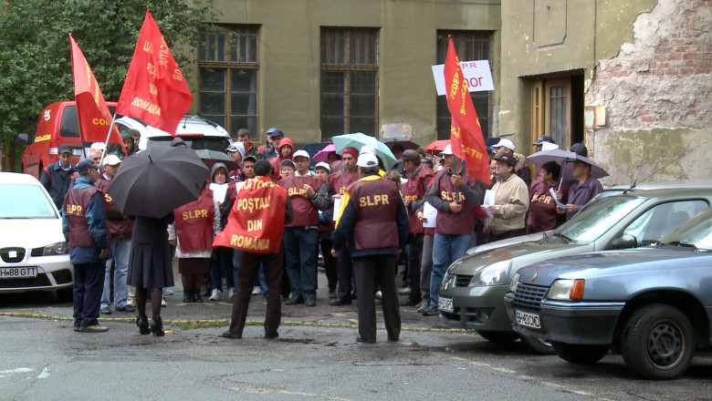 Zeci de postasi din Oradea au protestat in curtea institutiei Imagine