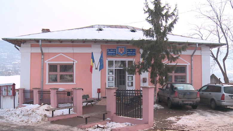 Zeci de profesori, persoane cu handicap, asistenti personali si angajati ai Primariei nu isi primesc salariile din cauza disputelor politice Imagine