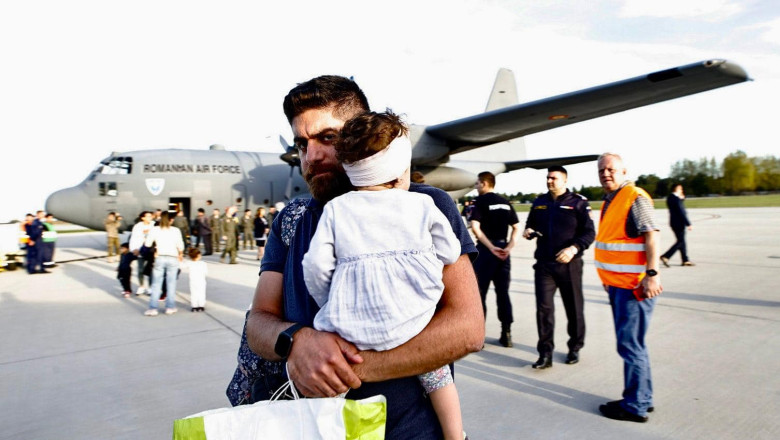 Zeci de romani au fost evacuati de urgenta din Liban. Un avion MApN i-a adus in tara Imagine