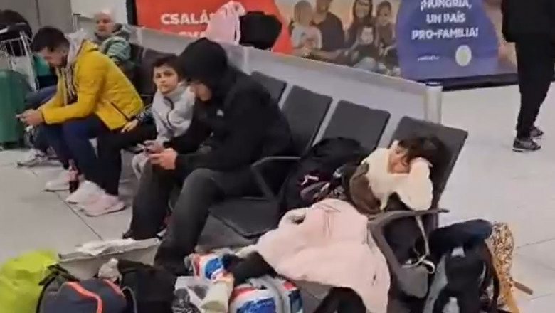 Zeci de romani sunt blocati pe aeroport in Budapesta, dupa ce avionul in care se aflau a fost redirectionat Imagine