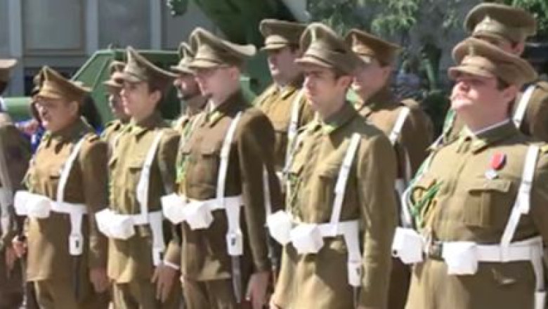 Zeci de soldati refac atmosfera de pe front in centrul Bucurestiului Imagine