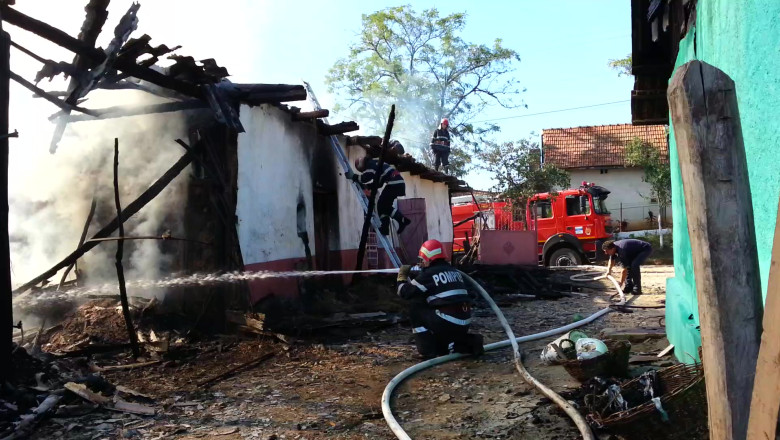 Zeci de tone de fan si ingrasaminte chimice, distruse intr-un incendiu, in Bihor - VIDEO Imagine