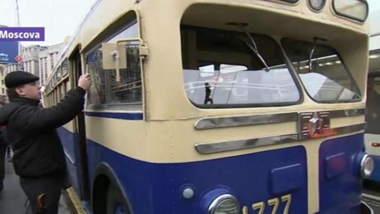 Zeci de troleibuze fabricate in anii 50 au defilat pe strazile Moscovei Imagine