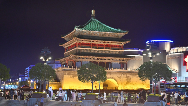 Zeci de turisti in pericol, dupa ce acoperisul unui turn vechi de 600 de ani s-a prabusit in China. Imagini cu momentul dramatic Imagine
