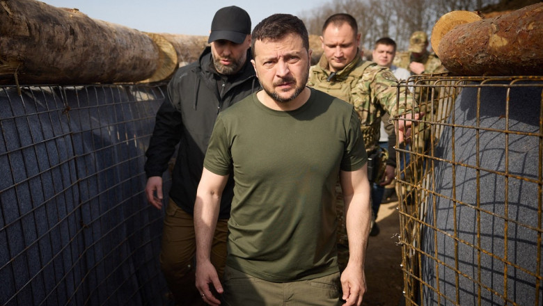 Zelenski a inspectat liniile de aparare fortificate in regiunea Harkov. „Rusii trebuie sa vada ca suntem pregatiti” Imagine