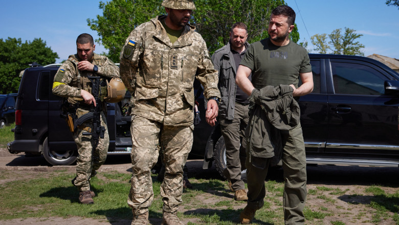 Zelenski a mers din nou aproape de linia frontului si l-a premiat pe baietelul din Mariupol care a tinut un jurnal devenit celebru Imagine