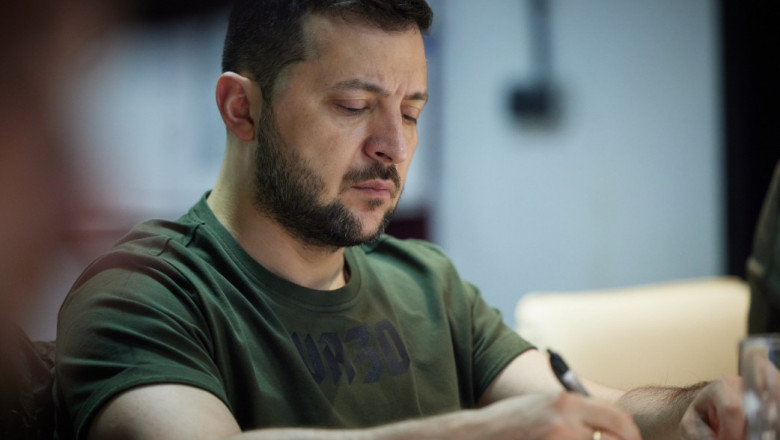 Zelenski a ordonat ridicarea interdictiei de circulatie pentru barbatii care au varsta de inrolare in armata Imagine