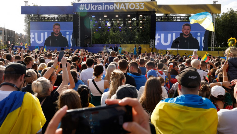 Zelenski a urcat pe scena, in fata a mii de oameni, la summitul de la Vilnius: „NATO va oferi Ucrainei securitate” Imagine