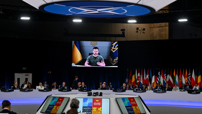 Zelenski, discurs la Madrid: „Politica usilor deschise a NATO nu ar trebui sa semene cu vechile turnichete de la metroul din Kiev” Imagine
