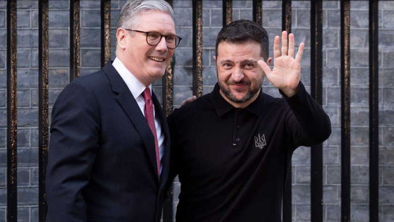 Zelenski, primit de Starmer in Downing Street. Premierul britanic l-a imbratisat: „Suntem alaturi de Ucraina” Imagine