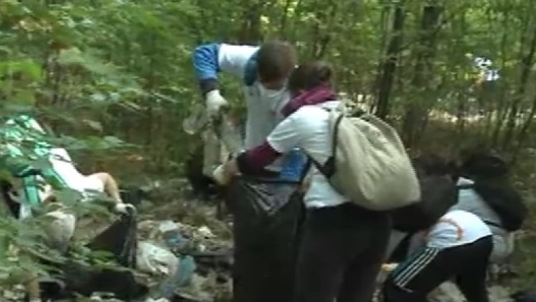 Zi de curatenie generala. Zeci de voluntari ecologizeaza parcul Snagov Imagine