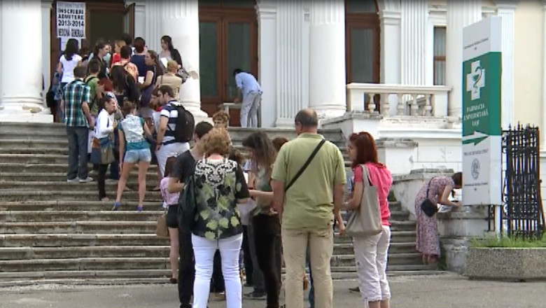 Zi de examen la UMF Iasi - Anul acesta este cea mai mare concurenta la admitere din ultimii cinci ani Imagine