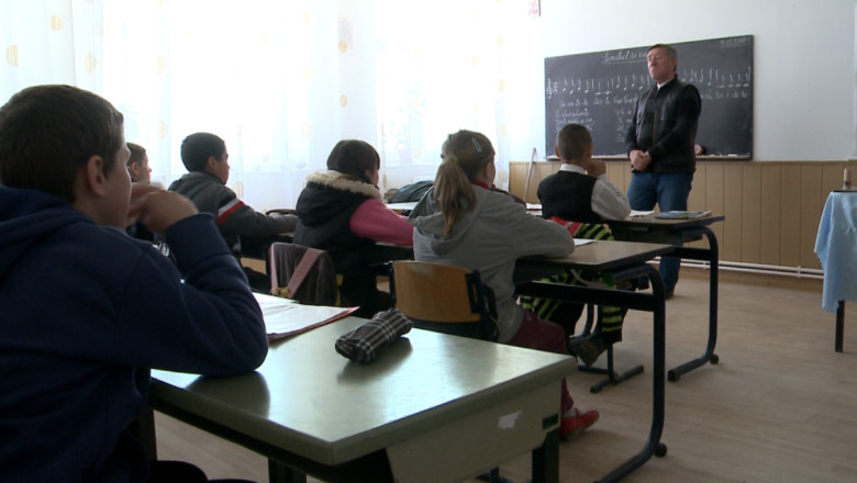 Zi de examen pentru profesori. Mai multi dascali au incercat sa copieze la definitivat Imagine