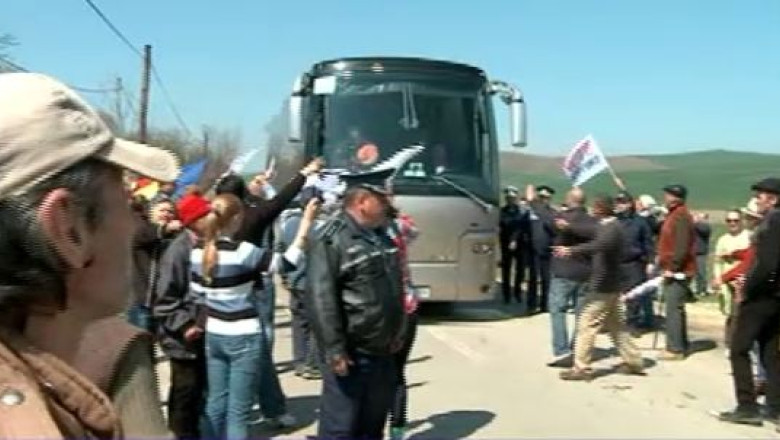 Ziaristii chemati de Chevron, primiti cu ostilitate de localnicii din Pungesti Imagine