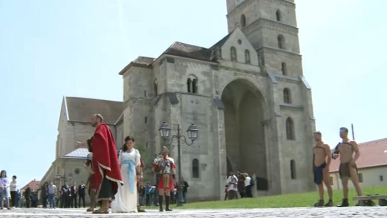 Zilele cetatii Alba Iulia. Turistii au participat la lectii de lupta cu sabia si licitatii de sclavi Imagine