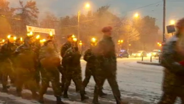 Ziua Armatei. Zeci de soldati au defilat cu torte aprinse prin centrul Capitalei Imagine