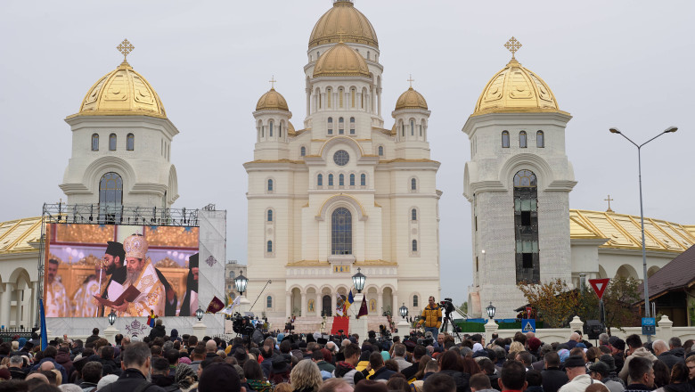Ziua inaugurarii Catedralei Nationale. Mii de oameni au venit sa vada cea mai mare biserica ortodoxa din lume. Politicieni huiduiti Imagine