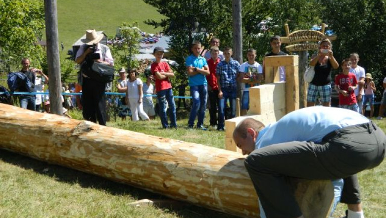 Ziua Lemnarului. Zeci de concurenti s-au intrecut pentru titlul de cel mai bun taietor de lemne Imagine