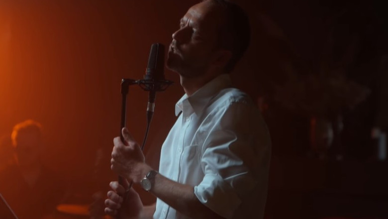 Ziua Limbii Romane la Chisinau: Ambasadorul UE in Moldova, Janis Mazeiks, canta rock pe versurile lui Grigore Vieru Imagine