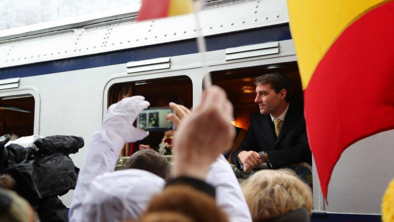 ZIUA NATIONALA A ROMANIEI. Momente emotionante in Gara regala din Sinaia. Sute de oameni au intonat Imnul regal Imagine