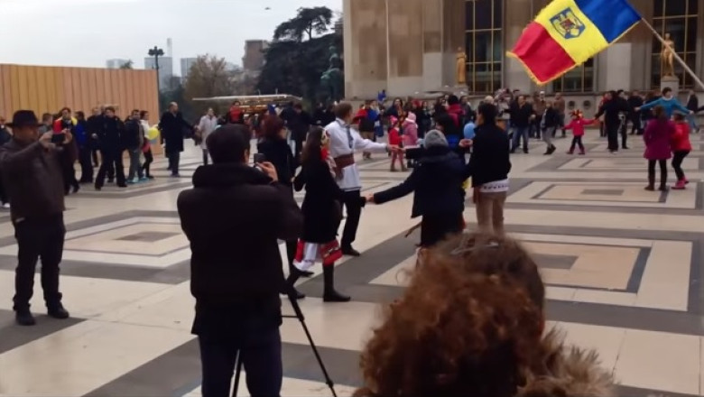 ZIUA NATIONALA A ROMANIEI. Sute de romani au facut Hora Unirii la Paris Imagine