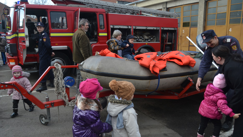 Ziua Protectiei Civile, marcata cu demonstratii la pompieri Imagine